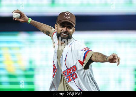 MIAMI, FLORIDA – 2. FEBRUAR: Jay Wheeler José Ángel López Martínez, bekannt als Jay Wheeler, ist ein Puerto-ricanischer Sänger, Songwriter, Produzent und Tänzer. , Während eines Spiels zwischen Mexiko und Puerto Rico im loanDepot Park als Teil der Serie del Caribe 2024 am 2. Februar 2024 in Miami, Florida. (Foto: Luis Gutierrez/Norte Photo) Stockfoto