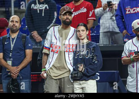 MIAMI, FLORIDA – 2. FEBRUAR: Jay Wheeler José Ángel López Martínez, bekannt als Jay Wheeler, ist ein Puerto-ricanischer Sänger, Songwriter, Produzent und Tänzer. , Während eines Spiels zwischen Mexiko und Puerto Rico im loanDepot Park als Teil der Serie del Caribe 2024 am 2. Februar 2024 in Miami, Florida. (Foto: Luis Gutierrez/Norte Photo) Stockfoto