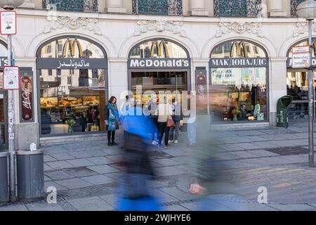 München, Deutschland. Februar 2024. McDonald's Menschen, auch Touristen, gehen am 15. Februar 2024 einkaufen oder spazieren in der Fußgängerzone in München. (Foto: Alexander Pohl/SIPA USA) Credit: SIPA USA/Alamy Live News Stockfoto