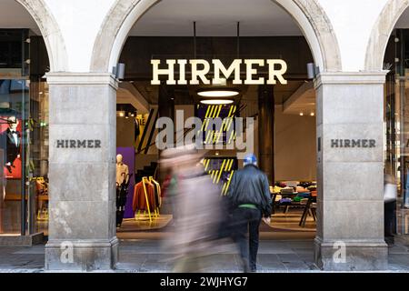 München, Deutschland. Februar 2024. Hirmer. Menschen, auch Touristen, gehen am 15. Februar 2024 einkaufen oder spazieren in der Fußgängerzone in München. (Foto: Alexander Pohl/SIPA USA) Credit: SIPA USA/Alamy Live News Stockfoto