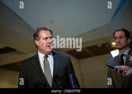 Washington, USA. Februar 2024. Der Repräsentant Mike Turner (R-OH), Vorsitzender des Geheimdienstkomitees des House Intelligence Committee, spricht mit dem Repräsentanten Jim Himes (D-CT), dem Ranking-Mitglied des House Intelligence Committee, nach einem geheimen Briefing am Donnerstag, dem 15. Februar, im US-Kapitol in Washington, DC, zu den Medien. 2024. (Graeme Sloan/SIPA USA) Credit: SIPA USA/Alamy Live News Stockfoto