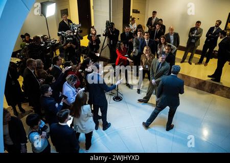 Washington, USA. Februar 2024. Der Abgeordnete Mike Turner (R-OH), Vorsitzender des House Intelligence Committee, und der Abgeordnete Jim Himes (D-CT), Ranking Member des House Intelligence Committee, beide Mitte-rechts, gehen nach einem Gespräch mit den Medien nach einem geheimen Briefing am Donnerstag, dem 15. Februar, im US Capitol in Washington, DC, nach einem Gespräch mit den Medien. 2024. (Graeme Sloan/SIPA USA) Credit: SIPA USA/Alamy Live News Stockfoto