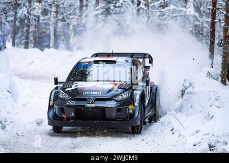 Umea, Schweden. Februar 2024. Der Fahrer Takamoto Katsuta (JPN) und Aaron Johnston (IRL) vom Team Toyota Gazoo Racing WRT wurden während der FIA World Rally Championship WRC Rally in Aktion gesehen. Quelle: SOPA Images Limited/Alamy Live News Stockfoto