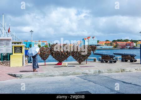 Wunderschöner Blick auf drei Herzsymbole auf St. Anna Bay Promenade mit hängenden Schlössern auf der Insel Curacao. Willemstad. Stockfoto