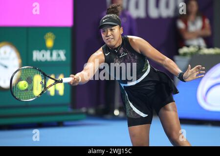 DOHA, KATAR - 15. FEBRUAR: Naomi Osaka aus Japan spielt im Viertelfinalspiel der Frauen gegen Karolina Pliskova aus Tschechien während der Qatar TotalEnergies Open, Teil der Hologic WTA Tour im Khalifa International Tennis and Squash Complex am 15. Februar 2024 in Doha, Katar. (MB Media) Guthaben: MB Media Solutions/Alamy Live News Stockfoto