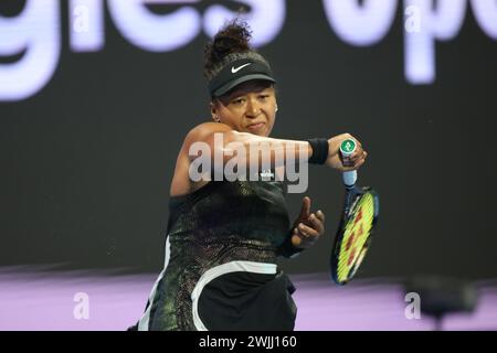 DOHA, KATAR - 15. FEBRUAR: Naomi Osaka aus Japan spielt im Viertelfinalspiel der Frauen gegen Karolina Pliskova aus Tschechien während der Qatar TotalEnergies Open, Teil der Hologic WTA Tour im Khalifa International Tennis and Squash Complex am 15. Februar 2024 in Doha, Katar. (MB Media) Guthaben: MB Media Solutions/Alamy Live News Stockfoto