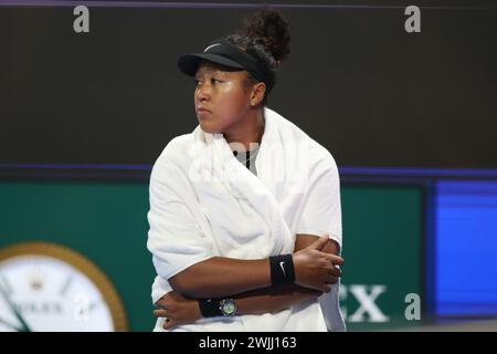 DOHA, KATAR - 15. FEBRUAR: Naomi Osaka aus Japan spielt im Viertelfinalspiel der Frauen gegen Karolina Pliskova aus Tschechien während der Qatar TotalEnergies Open, Teil der Hologic WTA Tour im Khalifa International Tennis and Squash Complex am 15. Februar 2024 in Doha, Katar. (MB Media) Guthaben: MB Media Solutions/Alamy Live News Stockfoto