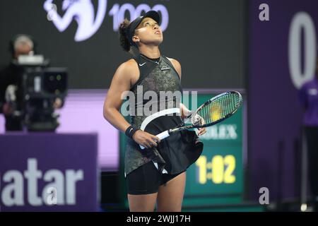 DOHA, KATAR - 15. FEBRUAR: Naomi Osaka aus Japan spielt im Viertelfinalspiel der Frauen gegen Karolina Pliskova aus Tschechien während der Qatar TotalEnergies Open, Teil der Hologic WTA Tour im Khalifa International Tennis and Squash Complex am 15. Februar 2024 in Doha, Katar. (MB Media) Guthaben: MB Media Solutions/Alamy Live News Stockfoto