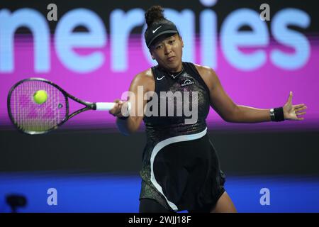 DOHA, KATAR - 15. FEBRUAR: Naomi Osaka aus Japan spielt im Viertelfinalspiel der Frauen gegen Karolina Pliskova aus Tschechien während der Qatar TotalEnergies Open, Teil der Hologic WTA Tour im Khalifa International Tennis and Squash Complex am 15. Februar 2024 in Doha, Katar. (MB Media) Guthaben: MB Media Solutions/Alamy Live News Stockfoto