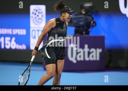 DOHA, KATAR - 15. FEBRUAR: Naomi Osaka aus Japan spielt im Viertelfinalspiel der Frauen gegen Karolina Pliskova aus Tschechien während der Qatar TotalEnergies Open, Teil der Hologic WTA Tour im Khalifa International Tennis and Squash Complex am 15. Februar 2024 in Doha, Katar. (MB Media) Guthaben: MB Media Solutions/Alamy Live News Stockfoto