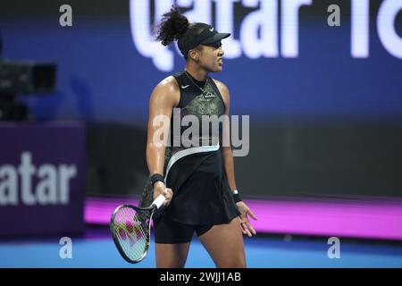 DOHA, KATAR - 15. FEBRUAR: Naomi Osaka aus Japan spielt im Viertelfinalspiel der Frauen gegen Karolina Pliskova aus Tschechien während der Qatar TotalEnergies Open, Teil der Hologic WTA Tour im Khalifa International Tennis and Squash Complex am 15. Februar 2024 in Doha, Katar. (MB Media) Guthaben: MB Media Solutions/Alamy Live News Stockfoto