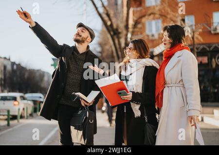 Multikulturelle junge Unternehmer, die in der Stadt ein Brainstorming im Freien machen. Stockfoto