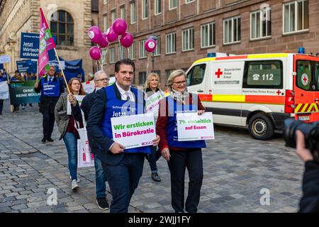 Proteste anlässlich Besuch von Robert Habeck in Nürnberg der Präsidentin Angela Inselkammer und der Landesgeschäftsführer Thomas Geppert des Hotel- und Gaststättenverbandes DEHOGA während der Demonstration heute in Nürnberg. Der Bayerische Bauernverband BBV, sowie die Vereinigung der Bayerischen Wirtschaft vbw, der Deutsche Hotel- und Gastenstättenverband DEHOGA haben eine Gegenkundgebung zum Bürgerdialog der Nürnberger Nachrichten heute mit dem Bundeswirtschaftsminister Robert Habeck vor der IHK unter dem Motto jetzt ist Schluss durchgeführt. Nürnberg Bayern Deutschland *** Proteste gegen das oc Stockfoto