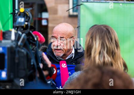 Proteste anlässlich Besuch von Robert Habeck in Nürnberg der Präsident des Verbands Bayerischer Wirtschaft vbw Wolfram Hatz im Interview während der Demonstration heute in Nürnberg. Der Bayerische Bauernverband BBV, sowie die Vereinigung der Bayerischen Wirtschaft vbw, der Deutsche Hotel- und Gastenstättenverband DEHOGA haben eine Gegenkundgebung zum Bürgerdialog der Nürnberger Nachrichten heute mit dem Bundeswirtschaftsminister Robert Habeck vor der IHK unter dem Motto jetzt ist Schluss durchgeführt. Nürnberg Bayern Deutschland *** Proteste anlässlich des Besuchs von Robert Habecks in Nürnberg Stockfoto