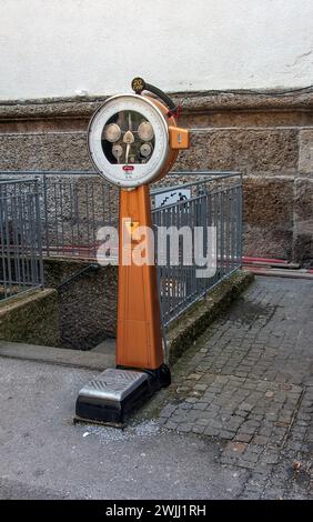 Österreich, Salzburg - 01.13.2024: Retro-Waagen in der Altstadt von Salzburg Stockfoto