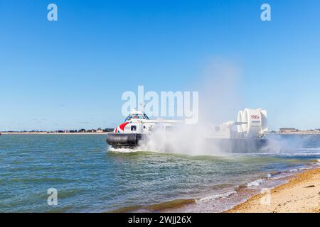 Das Luftkissenboot 'Island Flyer' fährt von Southsea Hoverport nach Ryde, Isle of Wight, in einer Wolke aus Sprühnebel, Portsmouth, Hampshire, Südküste Englands Stockfoto