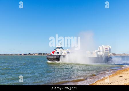 Das Luftkissenboot 'Island Flyer' fährt von Southsea Hoverport nach Ryde, Isle of Wight, in einer Wolke aus Sprühnebel, Portsmouth, Hampshire, Südküste Englands Stockfoto