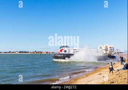 Das Luftkissenboot 'Island Flyer' fährt von Southsea Hoverport nach Ryde, Isle of Wight, in einer Wolke aus Sprühnebel, Portsmouth, Hampshire, Südküste Englands Stockfoto