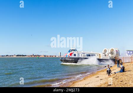 Das Luftkissenboot 'Island Flyer' fährt von Southsea Hoverport nach Ryde, Isle of Wight, in einer Wolke aus Sprühnebel, Portsmouth, Hampshire, Südküste Englands Stockfoto