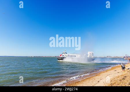 Das Luftkissenboot 'Island Flyer' fährt von Southsea Hoverport nach Ryde, Isle of Wight, in einer Wolke aus Sprühnebel, Portsmouth, Hampshire, Südküste Englands Stockfoto