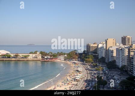 Copacabana Beach in Rio de Janeiro, Brasilien - 23. August 2023: Blick auf den Copacabana Strand in Rio de Janeiro. Stockfoto