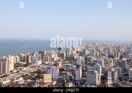 Stadt Vila Velha in Espirito Santo, Brasilien - 23. September 2023: Luftaufnahme der Stadt Vilha Velha in Espirito Santo. Stockfoto