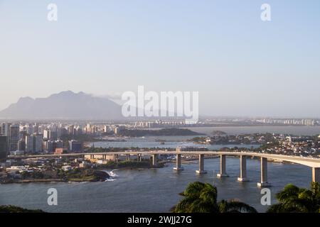 Stadt Vila Velha in Espirito Santo, Brasilien - 23. September 2023: Luftaufnahme der Stadt Vilha Velha in Espirito Santo. Stockfoto