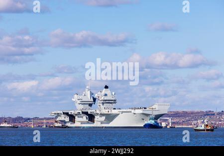 Der Flugzeugträger der Queen Elizabeth-Klasse „HMS Prince of Wales“ verlässt Portsmouth Harbour, Portsmouth, Hampshire, an der Südküste Englands Stockfoto