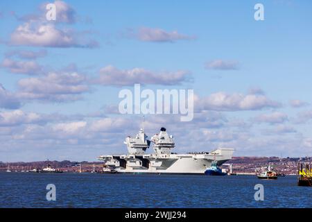 Der Flugzeugträger der Queen Elizabeth-Klasse „HMS Prince of Wales“ verlässt Portsmouth Harbour, Portsmouth, Hampshire, an der Südküste Englands Stockfoto