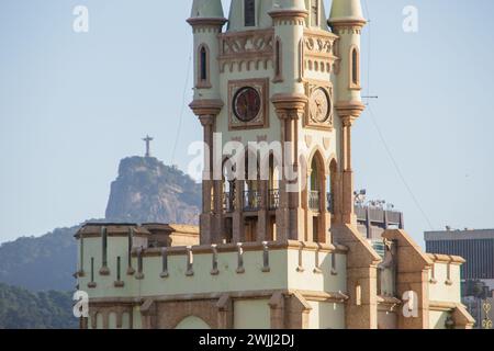 Fiscal Island Castle in Rio de Janeiro, Brasilien - 23. April 2023: Fiscal Island Castle, von der Guanabara Bay in Rio de Janeiro aus gesehen. Stockfoto