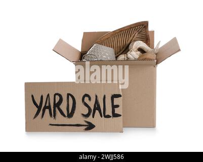 Schachtel mit unerwünschtem Zeug und Karton mit Text YARD SALE auf weißem Hintergrund Stockfoto