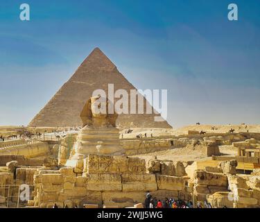 Kairo, Ägypten: 19. November 2022 - Panoramablick auf die Großen Pyramiden und die Sphinx in Gizeh, Kairo, Ägypten, voller Touristen Stockfoto