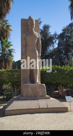 Memphis, Ägypten: 19. November 2022 – Skulptur des Pharao Ramses II. In Memphis in Kairo. Alte Stadt, in der der Gott Ptah verehrt wurde Stockfoto