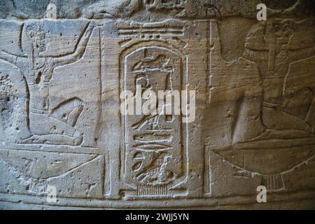 Der wunderschöne Tempel von Philae und die griechisch-römischen Gebäude vom Nil aus gesehen, ein Tempel, der Isis, der Göttin der Liebe, gewidmet ist. Assuan. Ägyptisch Stockfoto