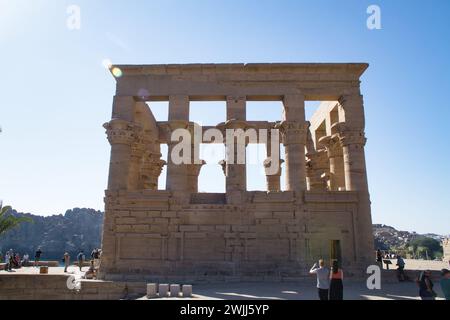 Der wunderschöne Tempel von Philae und die griechisch-römischen Gebäude vom Nil aus gesehen, ein Tempel, der Isis, der Göttin der Liebe, gewidmet ist. Assuan. Ägyptisch Stockfoto