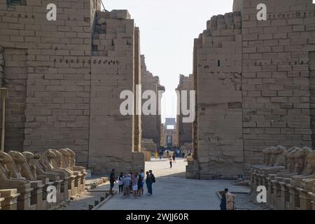 Luxor, Ägypten: 23. November 2022 – Straße der Königsfestlichkeiten oder Avenue der Sphinxes, Widderstatuen des Karnak-Tempels, Luxor, Ägypten Stockfoto