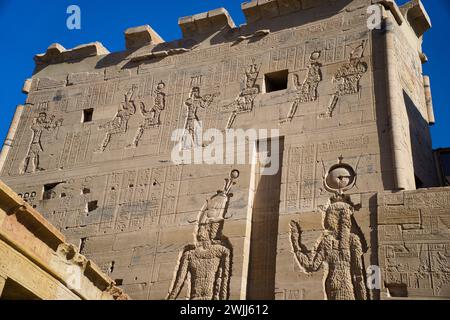 Der wunderschöne Tempel von Philae und die griechisch-römischen Gebäude vom Nil aus gesehen, ein Tempel, der Isis, der Göttin der Liebe, gewidmet ist. Assuan. Ägyptisch Stockfoto