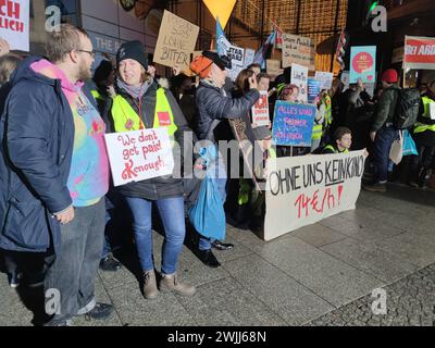 Berlin, Deutschland, 15.02.2024: Potsdamer Platz: Protest von Kino-Mitarbeitern: Die Gewerkschaft Verdi hat Mitarbeiter von Cinemaxx und Cinestar zum Streik aufgerufen. Hier wird unmittelbar vor Eröffnung der Berlinale und Nähe des Berlinale-Palastes protestiert. *** Berlin, 15 02 2024 Potsdamer Platz Protest von Kinomitarbeitern die Gewerkschaft Verdi hat Mitarbeiter von Cinemaxx und Cinestar zum Streik aufgerufen Sie protestieren kurz vor der Eröffnung der Berlinale und in der Nähe des Berlinale Palastes Copyright: XdtsxNachrichtenagenturx dts 30741 Stockfoto