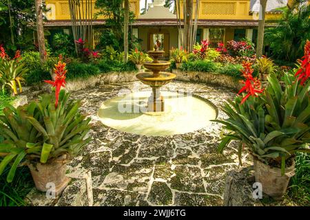 Fort Lauderdale, FL - USA - 7. Februar 2024 Nahaufnahme des Brunnens im Innenhof im Bonnet House, einem historischen Hausmuseum inmitten einer üppigen altstadt Stockfoto