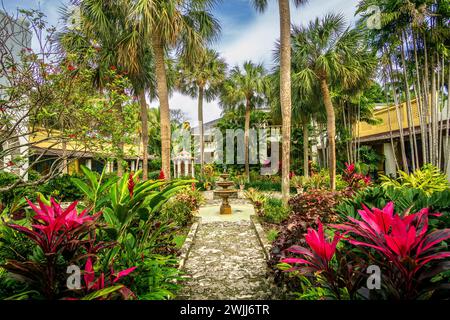 Fort Lauderdale, FL - USA - 7. Februar 2024 Blick auf den Innenhof und den Brunnen des Bonnet House, ein historisches Haus Museum, das inmitten einer üppigen straße steht Stockfoto