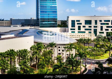 Hollywood, FL - USA - 7. Februar 2024 Landschaft tagsüber Außenansicht das Guitar Hotel, die Spitze des Oculus und den Eingang des Seminole Hard Rock Hotels Stockfoto