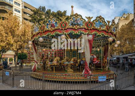 Fröhliche Runde auf der Plaza de Santo Domingo für die Feier und Spaß der Kinder an Weihnachten im historischen Zentrum der Stadt Murcia, Spanien Stockfoto