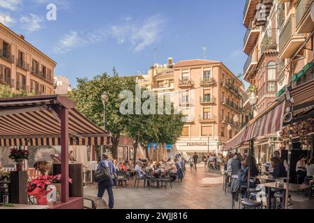 Plaza de las Flores, eine Fußgängerzone in der Altstadt der spanischen Stadt Murcia. Stadtzentrum voller Bars und Restaurants, Spanien. Stockfoto