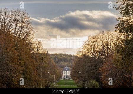 Bild des Schlosses Poppelsdorf über der Poppelsdorfer allee. Das Schloss Poppelsdorf ist ein barockes Gebäude im Stadtteil Poppelsdorf in Bonn Stockfoto