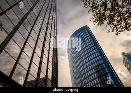 Bild des RWE-Turms Dortmund über anderen Bürogebäuden des Dortmunder Geschäftsviertels. Der RWE Tower ist ein Bürohochhaus am Amiens Square in D Stockfoto