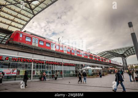 Bild eines Zuges der Deutschen Bahn zur S-Bahn Köln, vorbei am Bahnhof Köln hbf. Die S-Bahn Köln ist ein S-Bahn-Netz Stockfoto