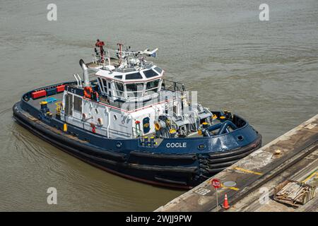 Panamakanal, Panama - 24. Juli 2023: Nahaufnahme des Schleppers Cocle bei Pedro Miguel Schleusen. Stockfoto