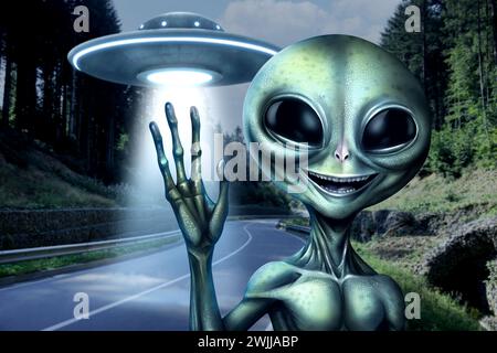 Fliegende Untertasse hinter Alien, die draußen Licht ausstrahlt. UFO Stockfoto