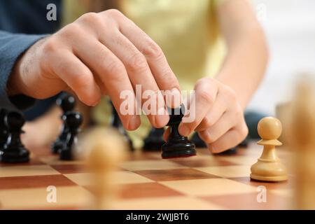 Vater bringt seiner Tochter Schach bei, Nahaufnahme Stockfoto