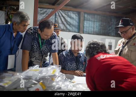 Bandung, Indonesien - 14. Februar 2024: Mitglieder der General Election Commission werden bei den Parlamentswahlen 2024 in Ind gesehen Stockfoto